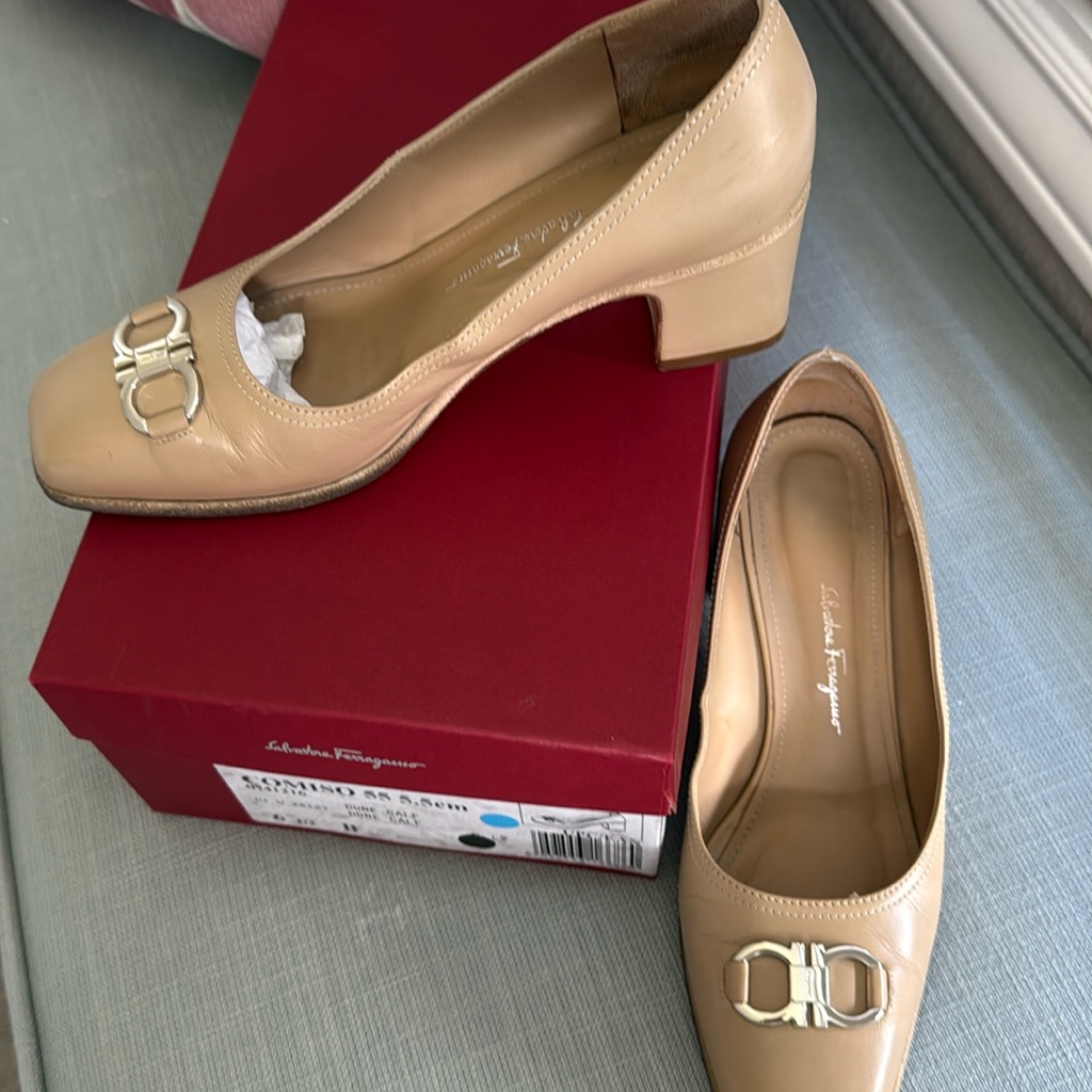 Calf Leather Ferragamo Block Heel Pump With Silver Ferragamo Logo